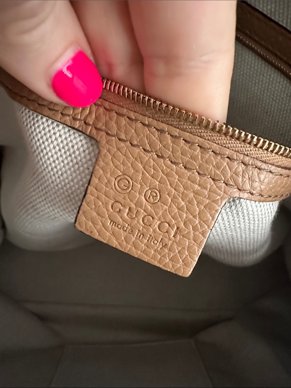 Gucci Interlocking G Soho Leather Hobo with Tassel and strap - like new - Picture 2 of 16